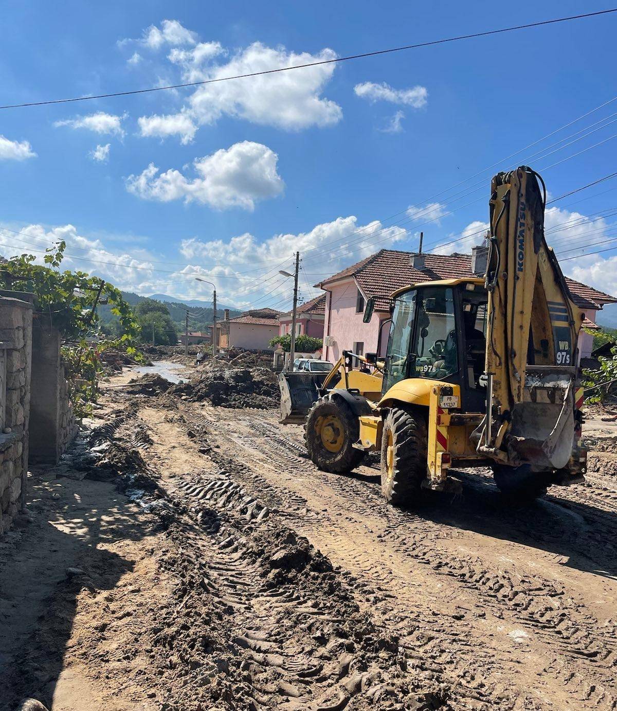  Тежка техника разчиства тинята и наносите от наводнението 